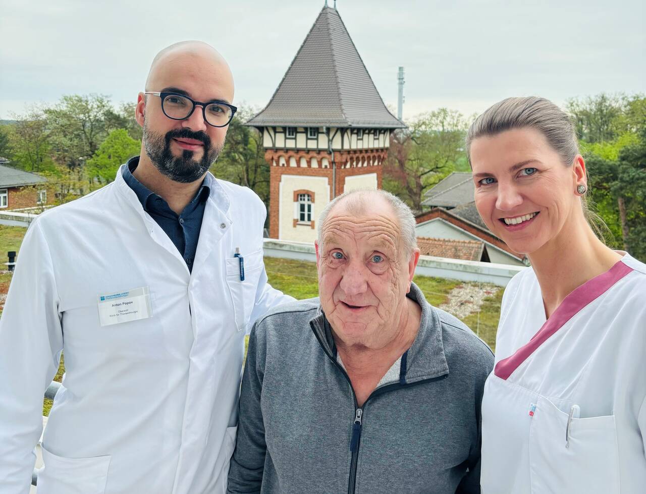 Nach erfolgreicher Operation in der Thoraxchirurgie der Lungenklinik Lostau: Oberarzt Anton Popov mit dem 73-jährigen Patienten und Frau Wencke Fehse, Pflegefachkraft Lungenklinik Lostau.