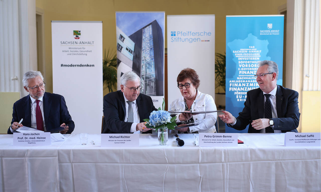 Vertragsunterzeichnung im Handwerkerheimsaal der Pfeifferschen Stiftungen Kooperationsunterzeichnung Lungenklinik Lostau Universitätsklinikum Magdeburg