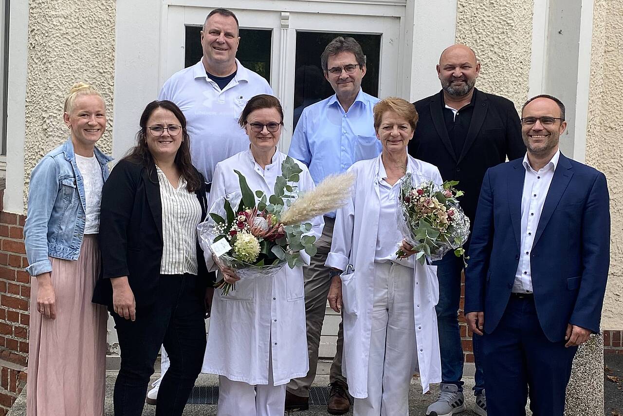 Acht Personen der Lungenklinik Lostau stehen nebeneinander und blicken in die Kamera.