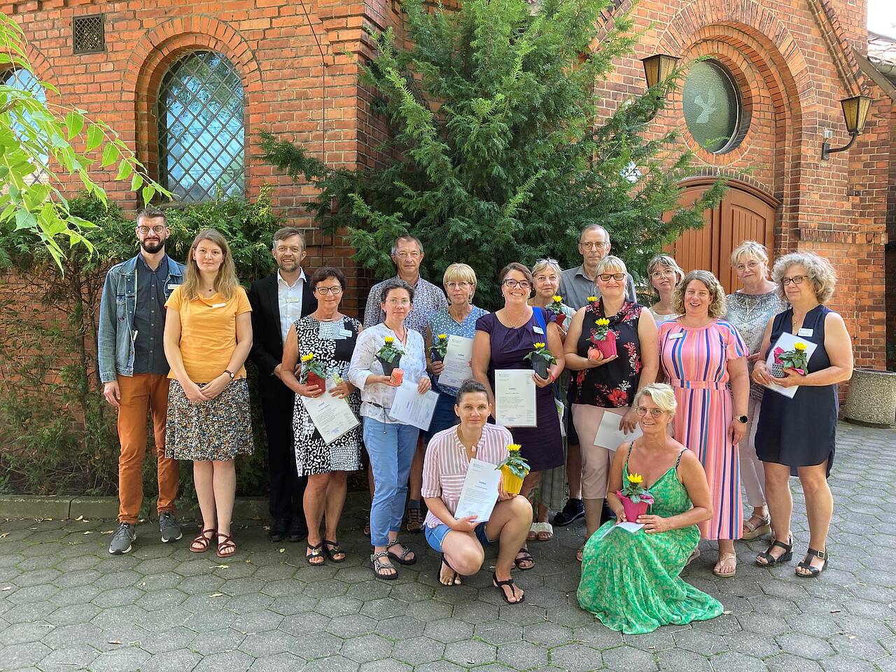 14 neue ehrenamtliche Hospizbegleiter der Pfeifferschen Stiftungen 14 neue ehrenamtliche Hospizbegleiter der Pfeifferschen Stiftungen und ihre Koordinatoren stehen vor der Samariterkirche