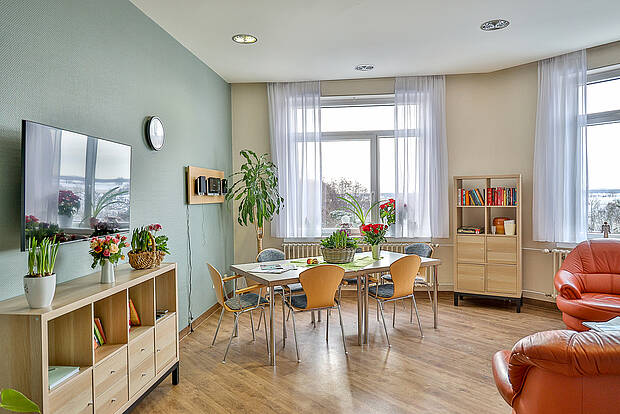 Gemütlicher Aufenthaltsraum der Palliativstation