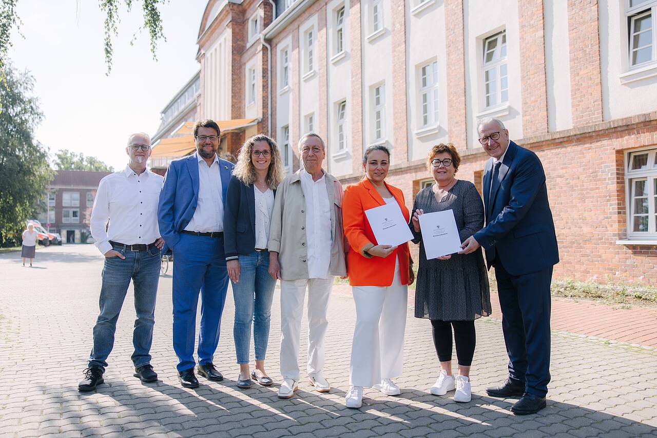 Ministerin Grimm-Benne übergibt den Förderbescheid an die Vertreter der Pfeifferschen Stiftungen