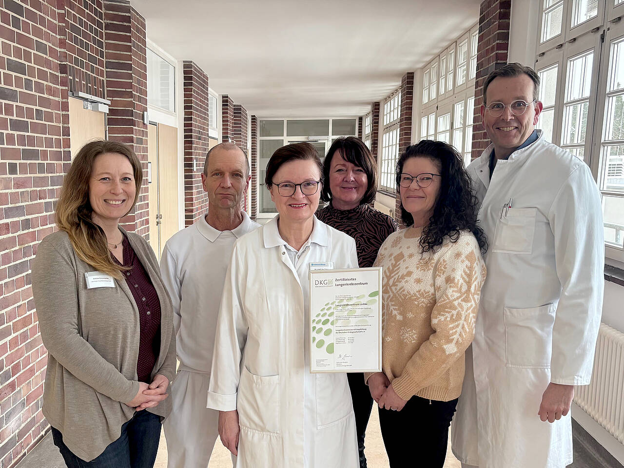 Das Leitungsteam des Lungenkrebszentrums der Lungenklinik Lostau freut sich über di erfolgreiche Re-Zertifizierung des Lungenkrebszentrums. Von links: Andrea Schumacher (Zentrumskooridnatorin), Dr. Ralph Floegel (Dokumentationsbeauftragter), Dr. Ina Dittrich (stellv. Leitung), Beate Knopf (Sekretariat), Jutta Mierzwiak (Sudienkoordination), Prof. Dr. Thorsten Walles (Zentrumsleiter).