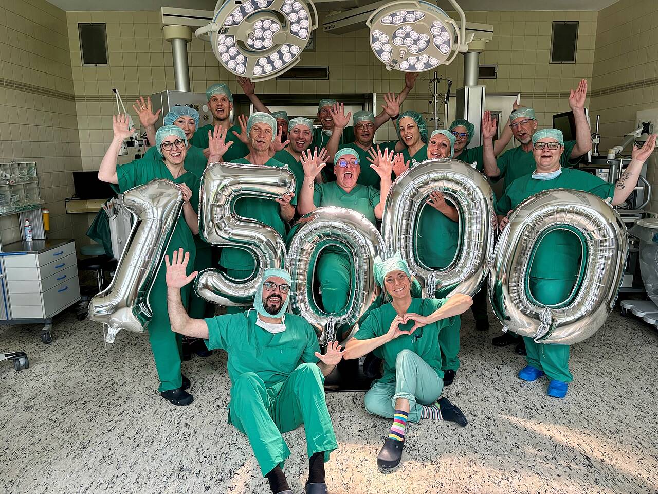15.000ste Lungenoperation in der Lungenklinik Lostau Die ärztlichen und nicht-ärztlichen Mitarbeiter der Anästhesie und der Thoraxchirurgie freuen sich über die 15.000ste Lungenoperation an der Lungenklinik Lostau.
