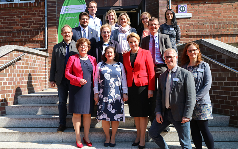 Gruppenbild Besuch der Ministerinnen Giffey und Grimm-Benne im Bildungszentrum für Gesundheitsberufe