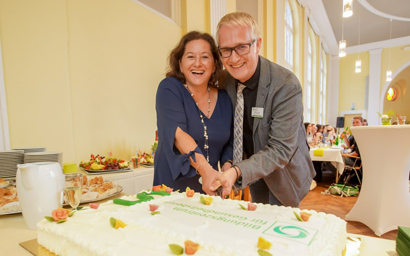 5 Jahre Bildungszentrum für Gesundheitsberufe – Pflegeschule startet als eine der ersten die neue Pflegeausbildung Christina Heinze und Mike Drube, Geschäftsführer des Bildungszentrums