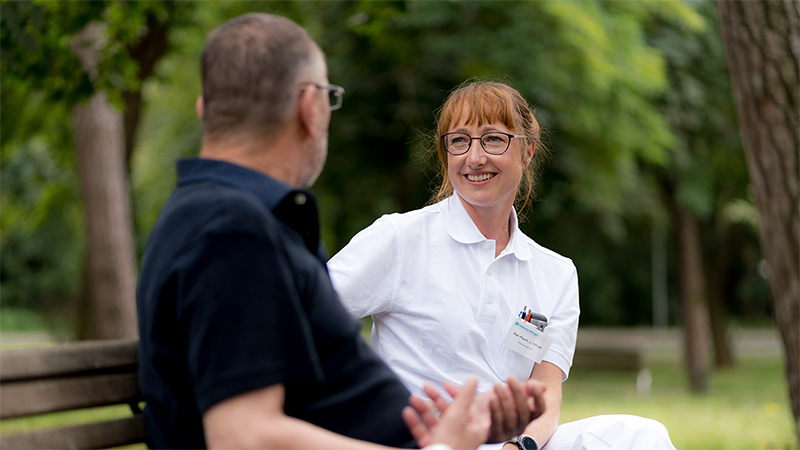 Zur multiprofessionellen Behandlung der Lungenkrebspatienten gehören auch Gespräche und Beratungen mit dem Sozialdienst und der Psychoonkologin Gespräch Patient mit Psychoonkologin