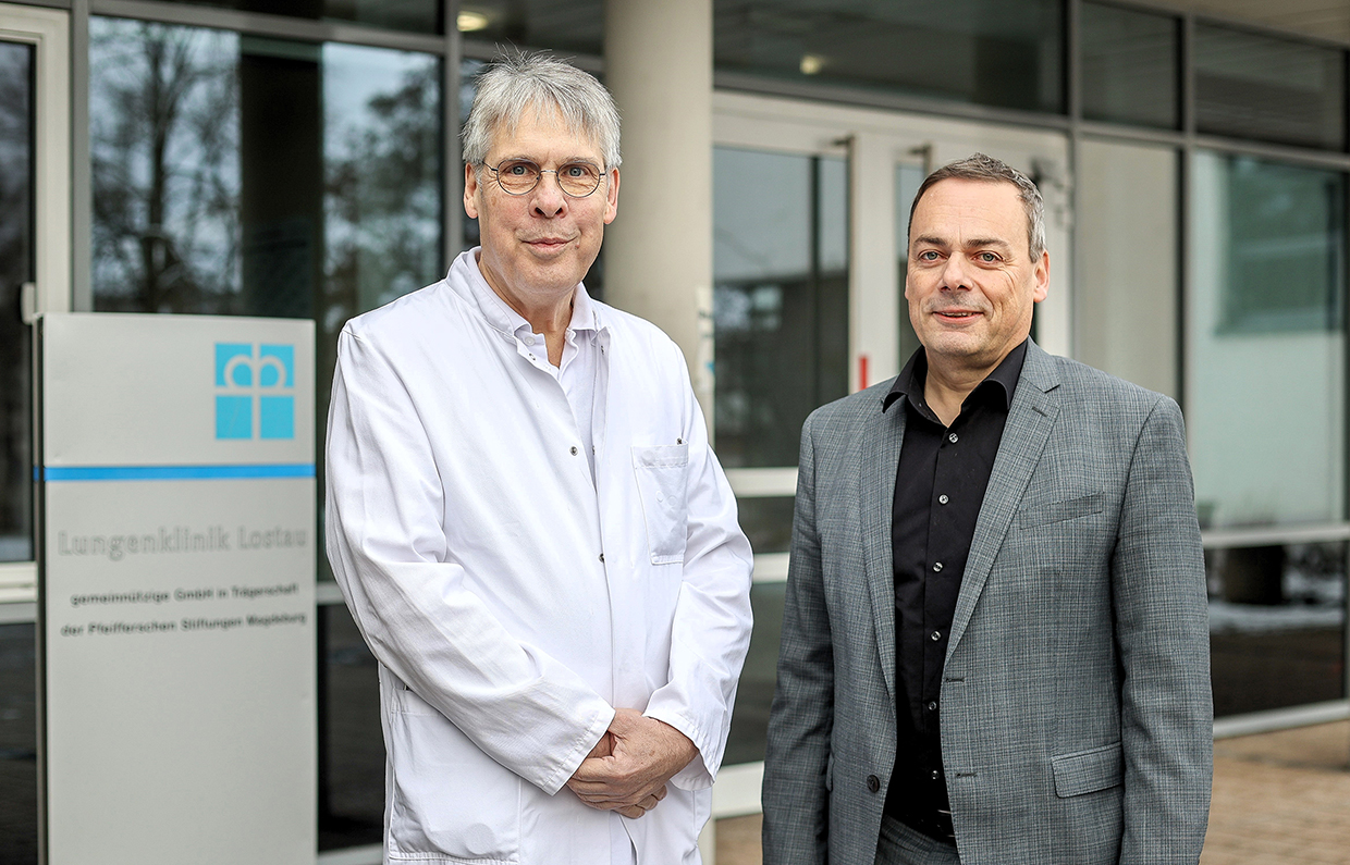 Dr. med. André Hofmann mit Klinik-Geschäftsführer Jochen Wensing